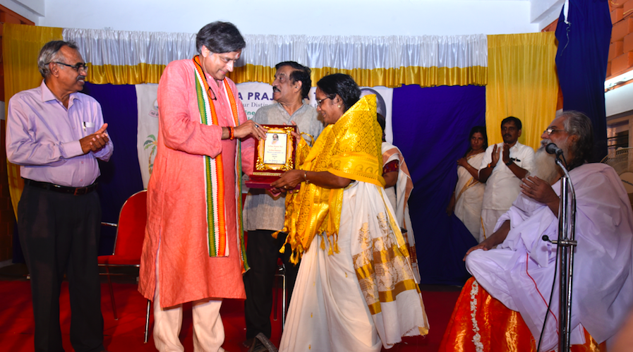 Tharoor giving award